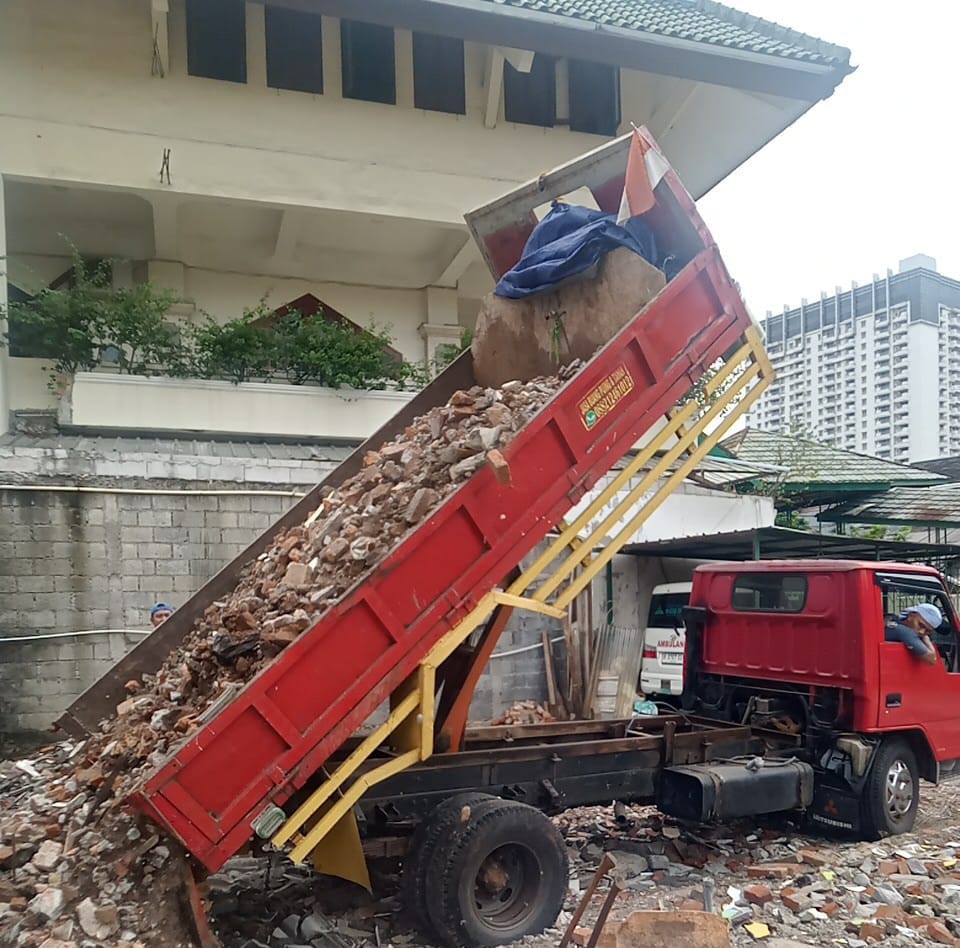 "pembersihan puing proyek bangunan"