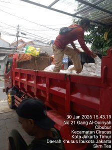 "proses buang puing bangunan dengan dump truck"